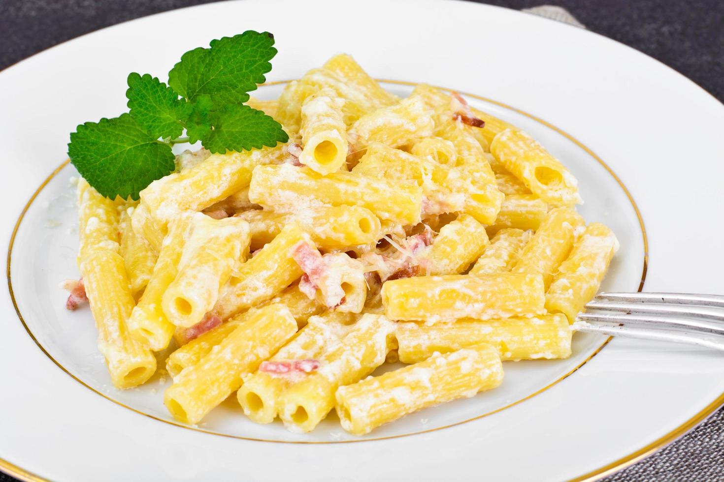 pasta alla carbonara. cucina italiana foto