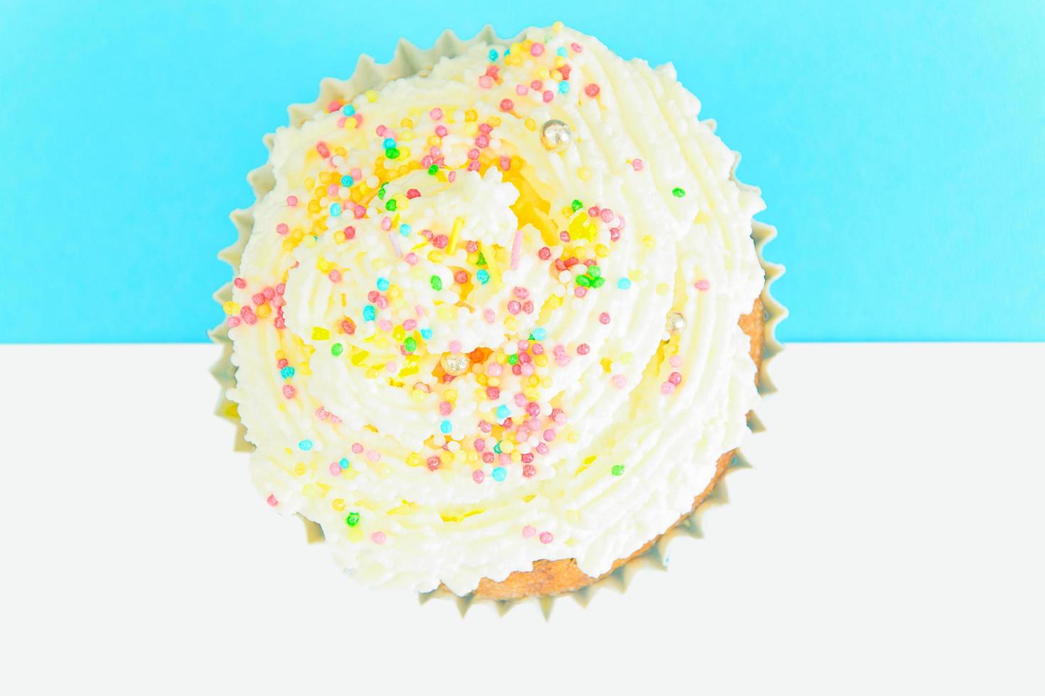 torta con crema, cupcake su sfondo blu. foto