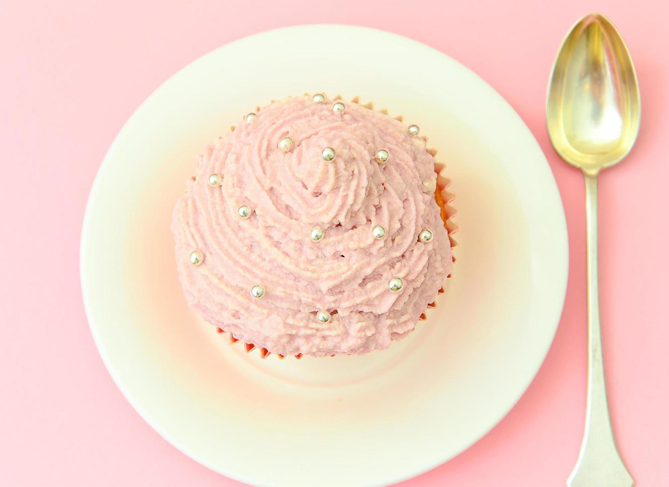 torta con crema, cupcake su sfondo rosa. foto