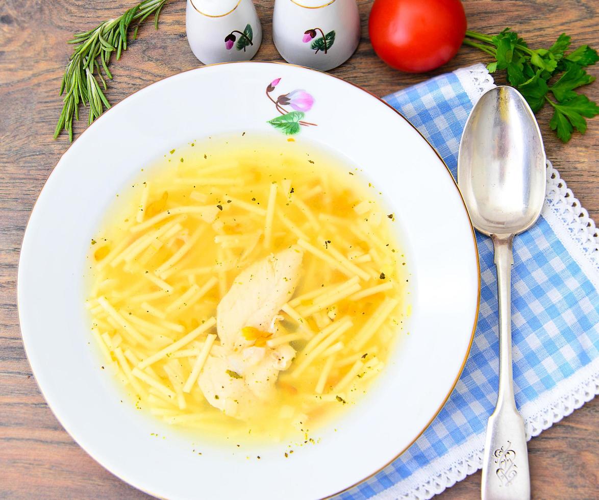 zuppa di brodo di pollo dietetico con prezzemolo. foto