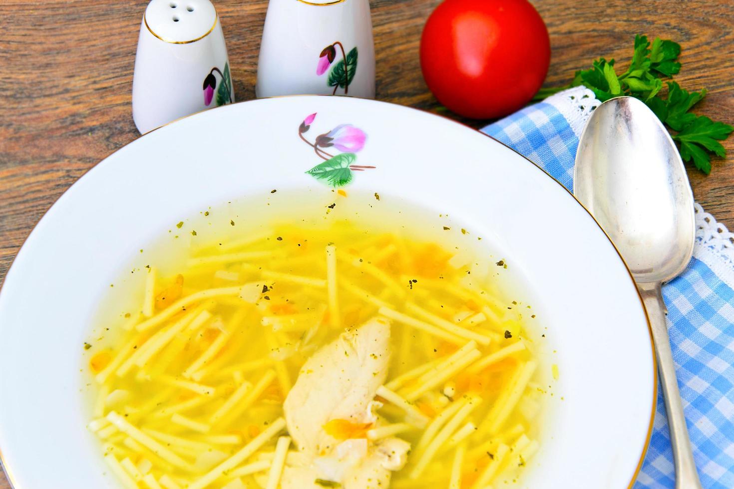 zuppa di brodo di pollo dietetico con prezzemolo. foto