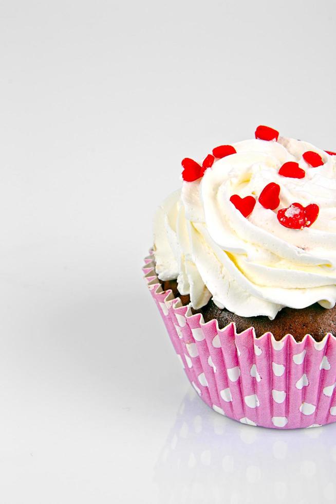 torta con crema, cupcake su sfondo bianco. foto