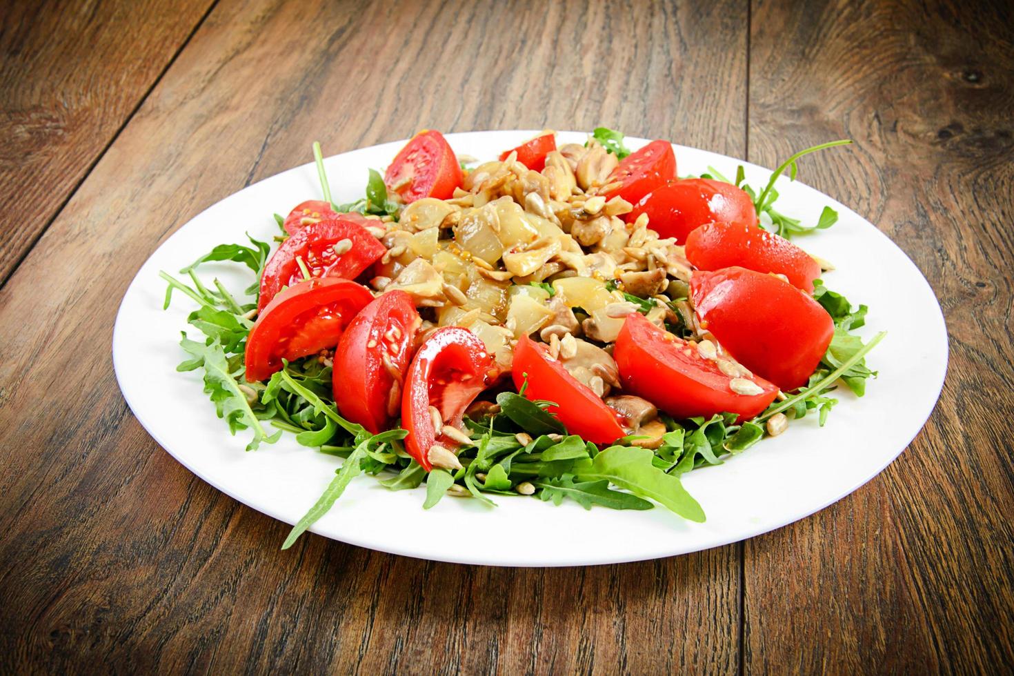 insalata con pomodori, funghi, rucola e semi di girasole foto