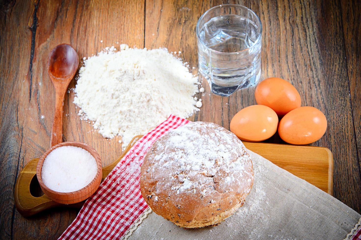 pane, farina, uova e acqua. cottura al forno foto