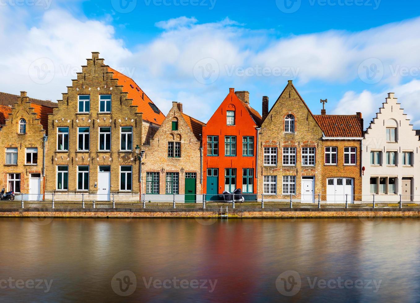 bruges, brugge, belgio - case di mattoni colorati, tipica strada di bruges foto