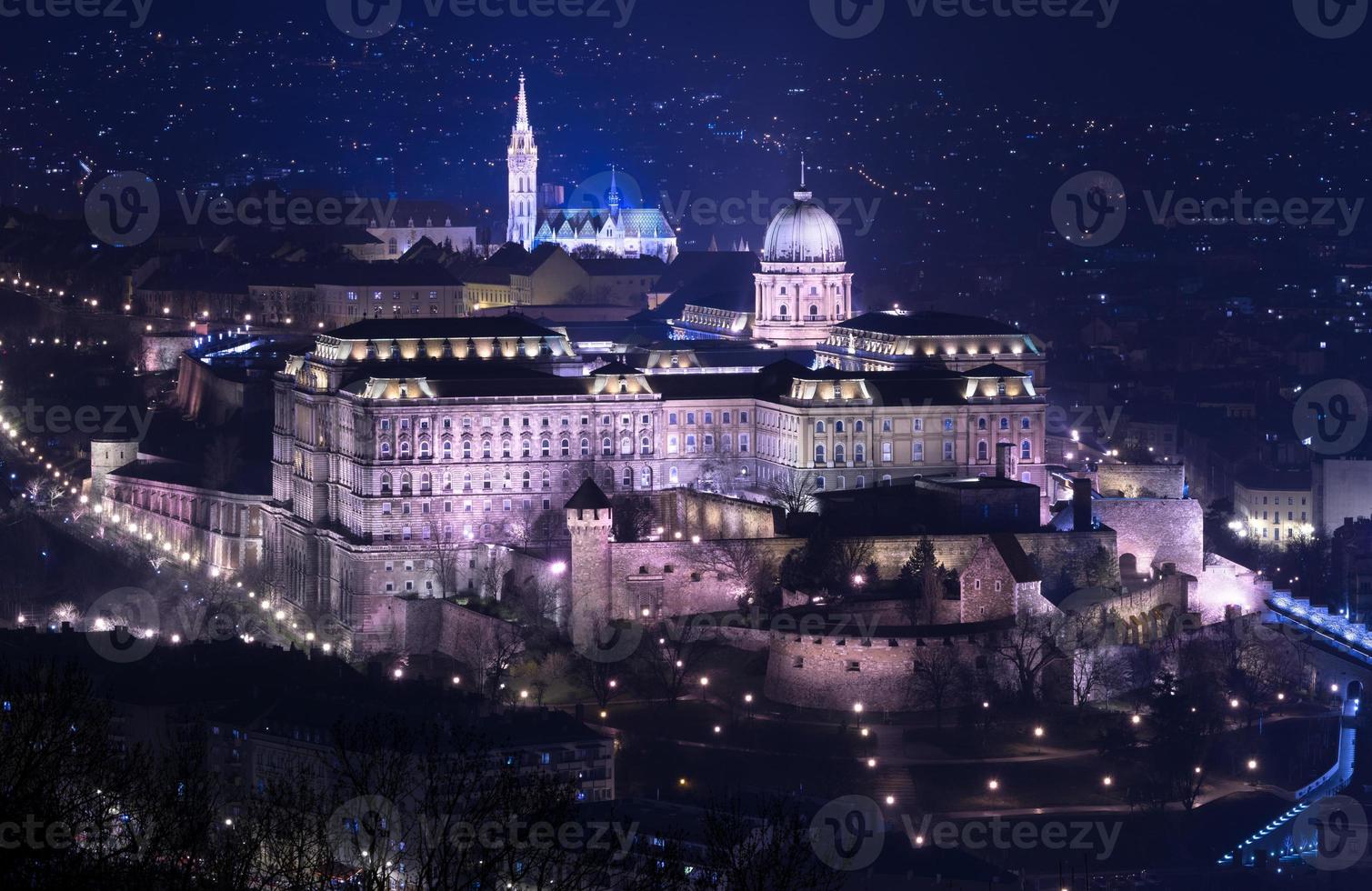 vista notturna del castello di buda a budapest, vista dalla collina gellert, famosi punti di riferimento della capitale ungherese foto