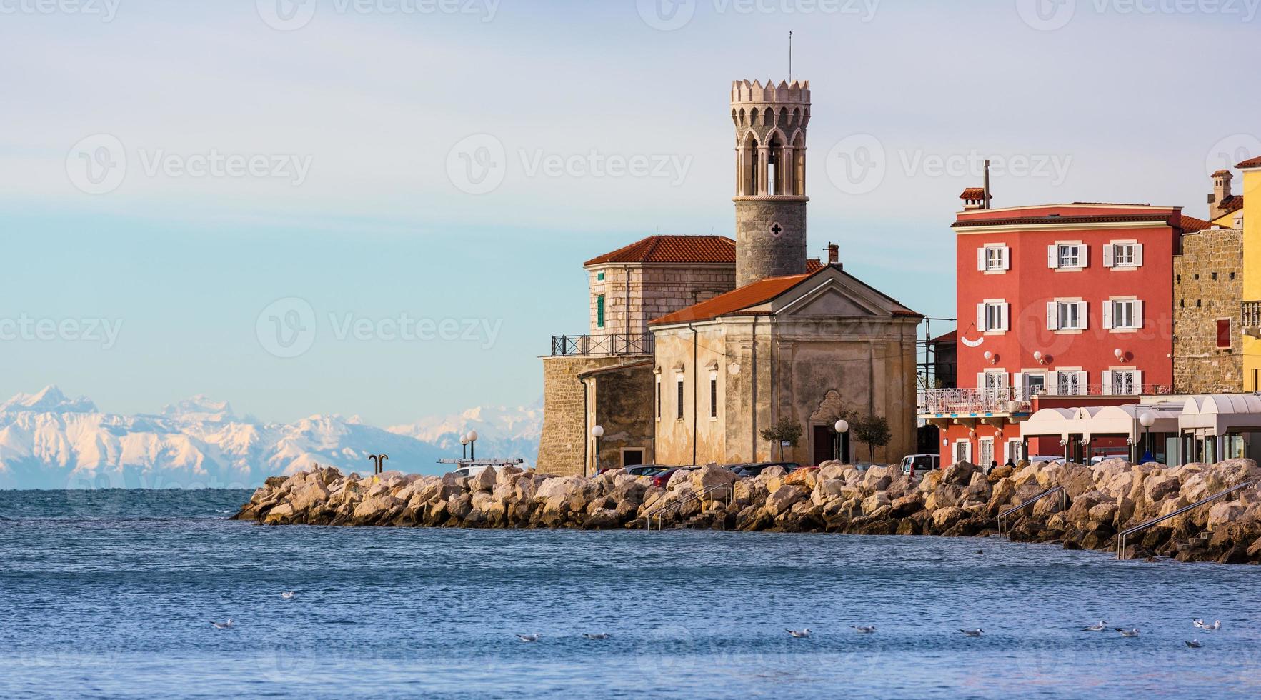 vecchia chiesa sul molo a pirano, slovenia foto