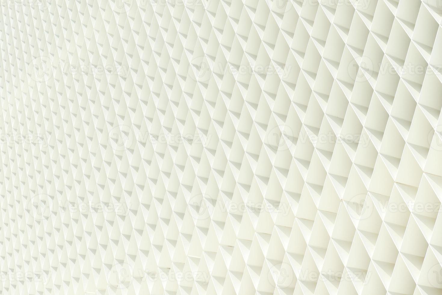 un motivo architettonico geometrico bianco. un muro di un edificio moderno fatto di sottili assi di metallo incrociate dipinte di colore bianco foto