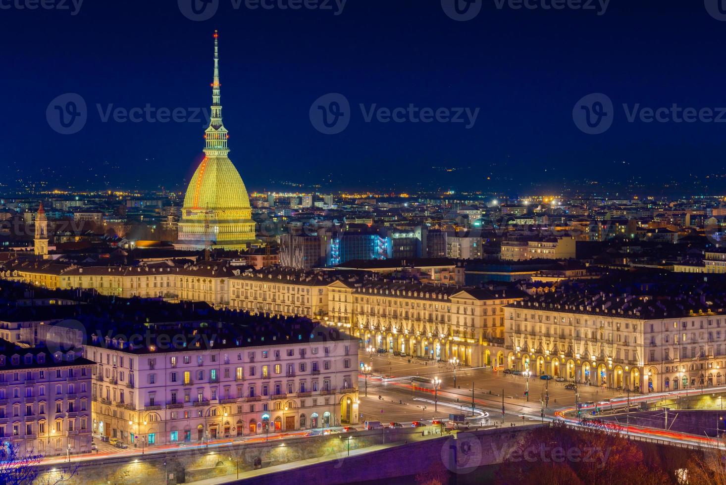 paesaggio urbano notturno di torino, piemonte, italia foto