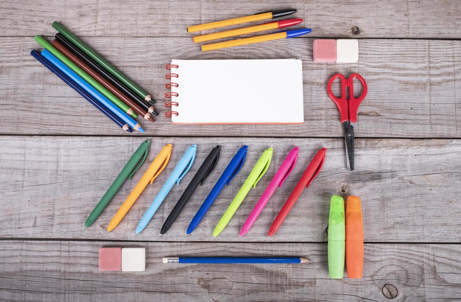 assortimento di materiale scolastico di diversi colori per la scuola foto