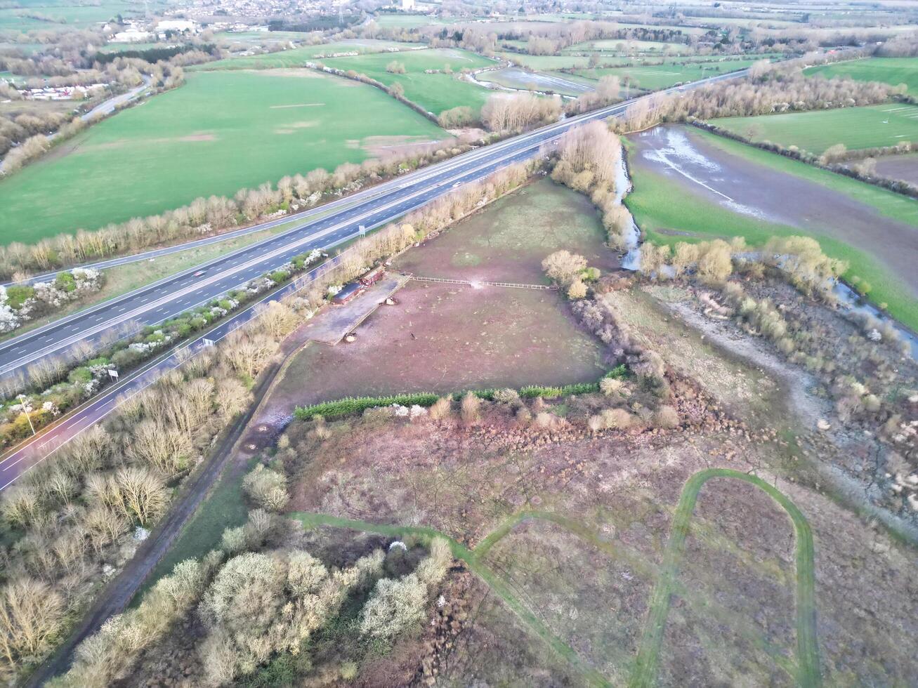 alto angolo Visualizza di Britannico strade durante Alba mattina vicino Oxford città, Oxfordshire, Inghilterra unito regno. marzo 23, 2024 foto