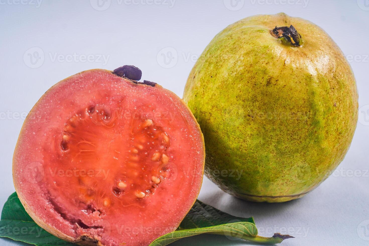 guaiava isolato. collezione di rosso incarnato guaiava frutta con giallastro verde pelle su un' foglia isolato su un' bianca sfondo. foto