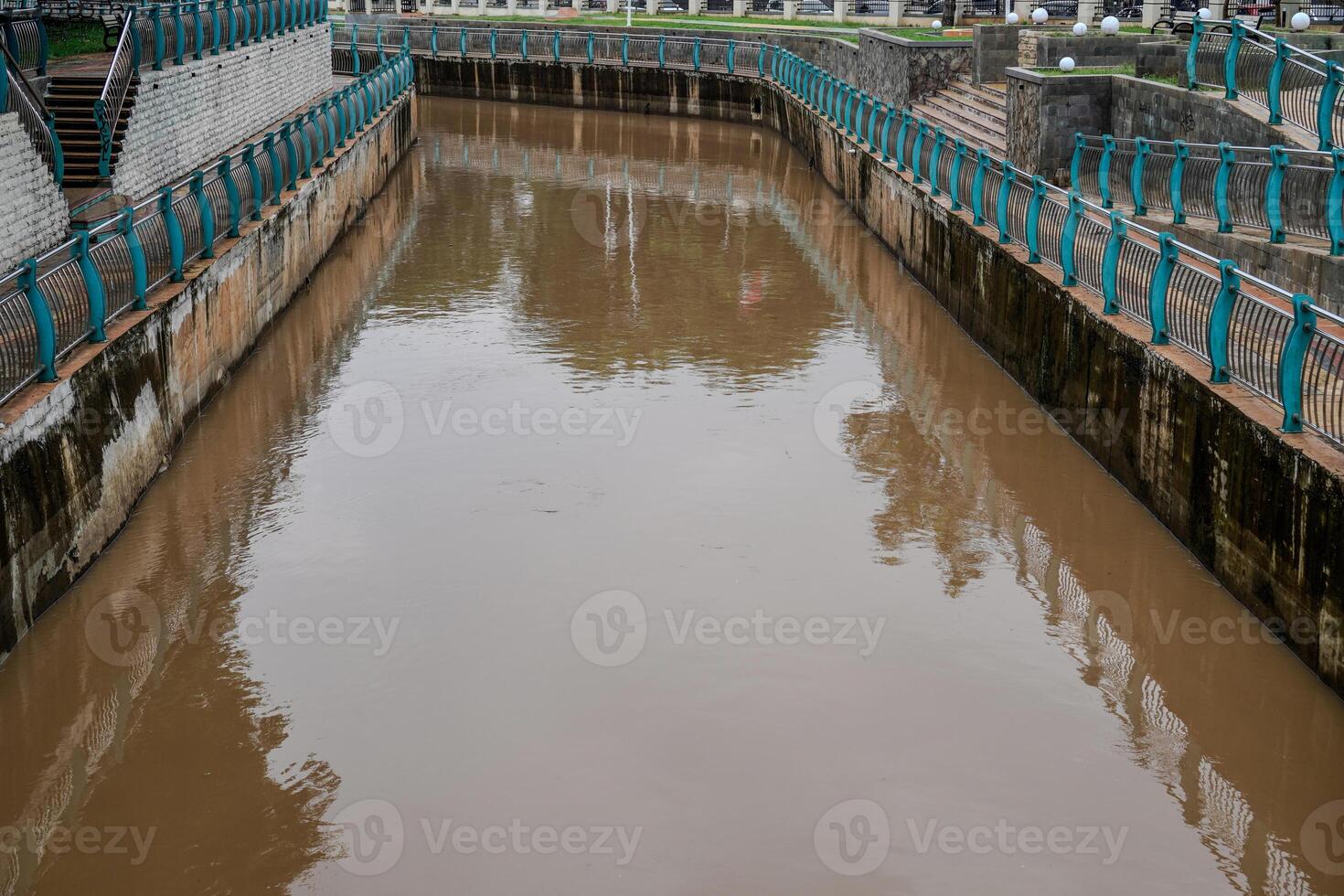 fiume acqua fluente veloce dopo il pioggia con sporco Marrone acqua. foto