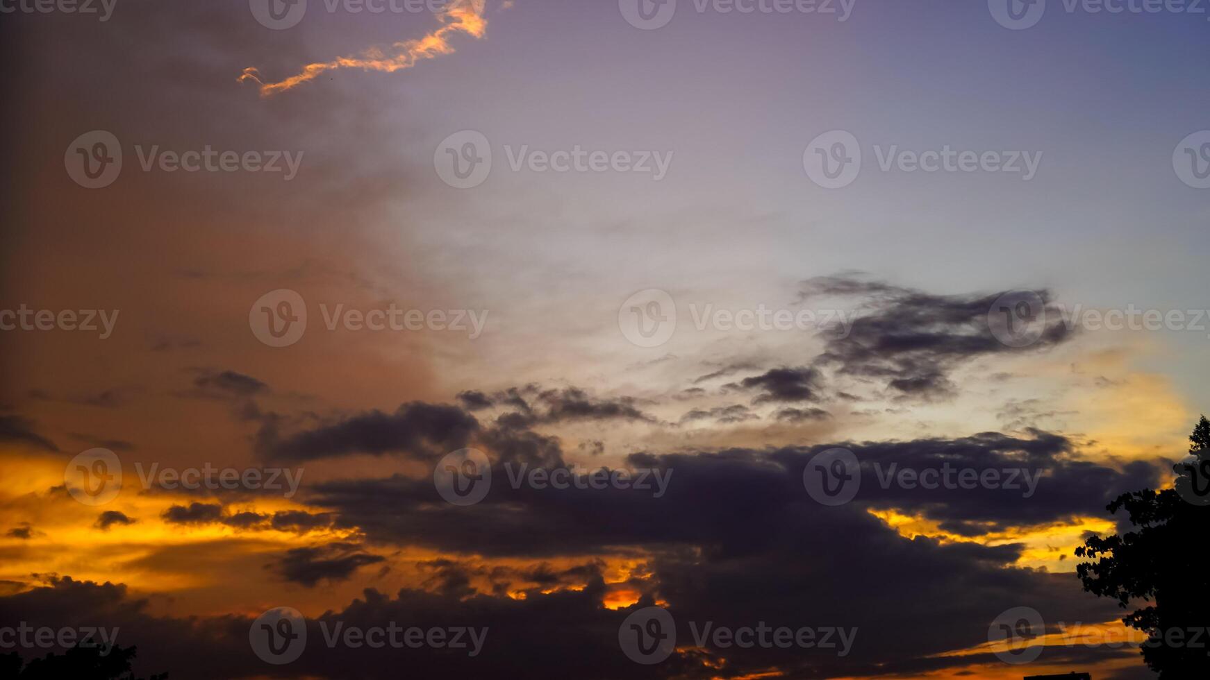 tramonto nel il città, silhouette di un' paesaggio urbano. foto