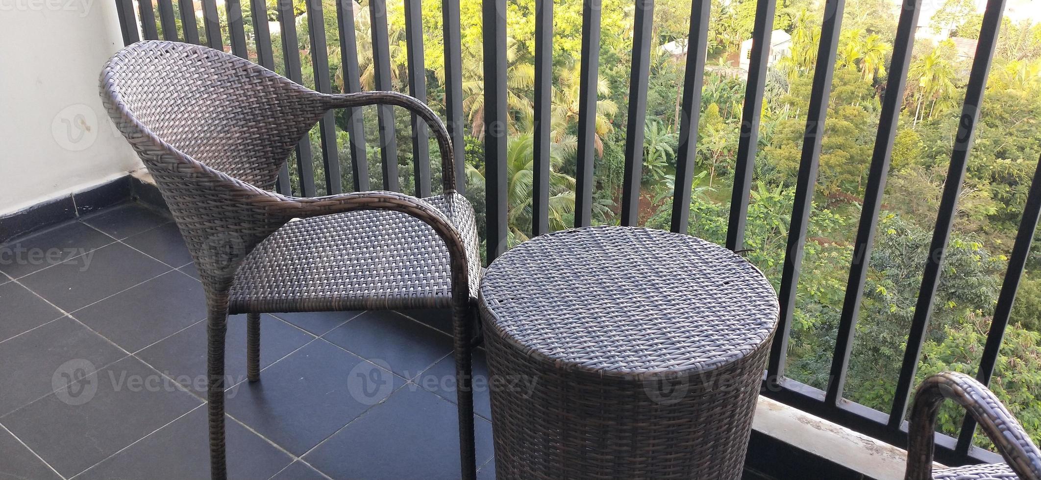 terrazza cortile balcone con tavolo e sedie in rattan e orchidea foto