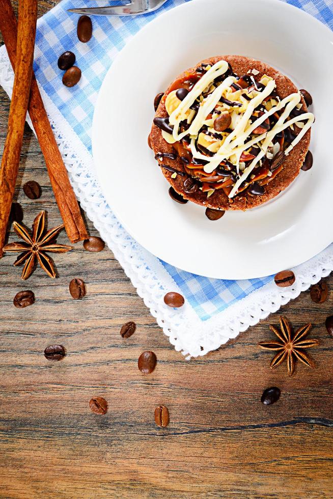 torta di noci al cioccolato su sfondo legnoso retrò vintage foto