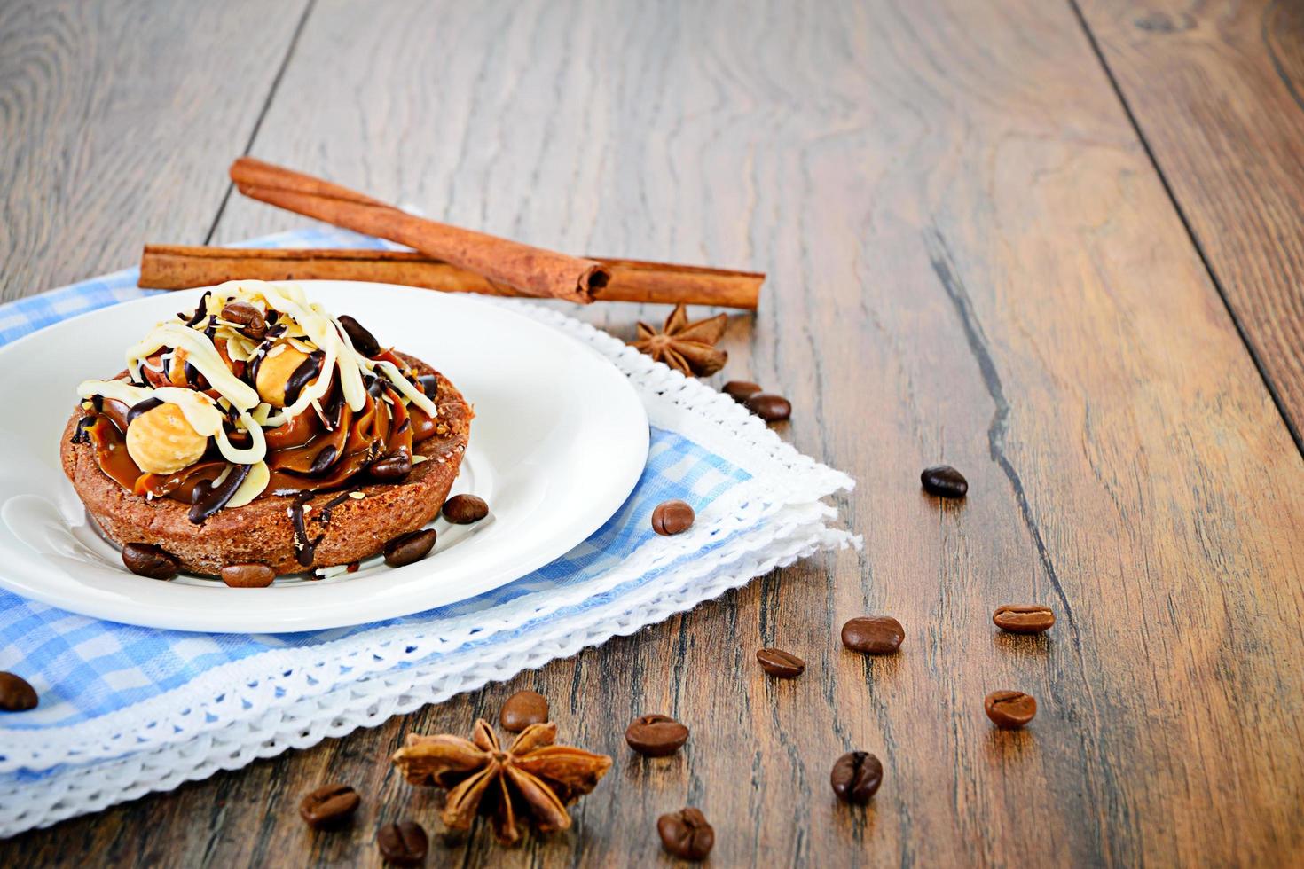 torta di noci al cioccolato su sfondo legnoso retrò vintage foto