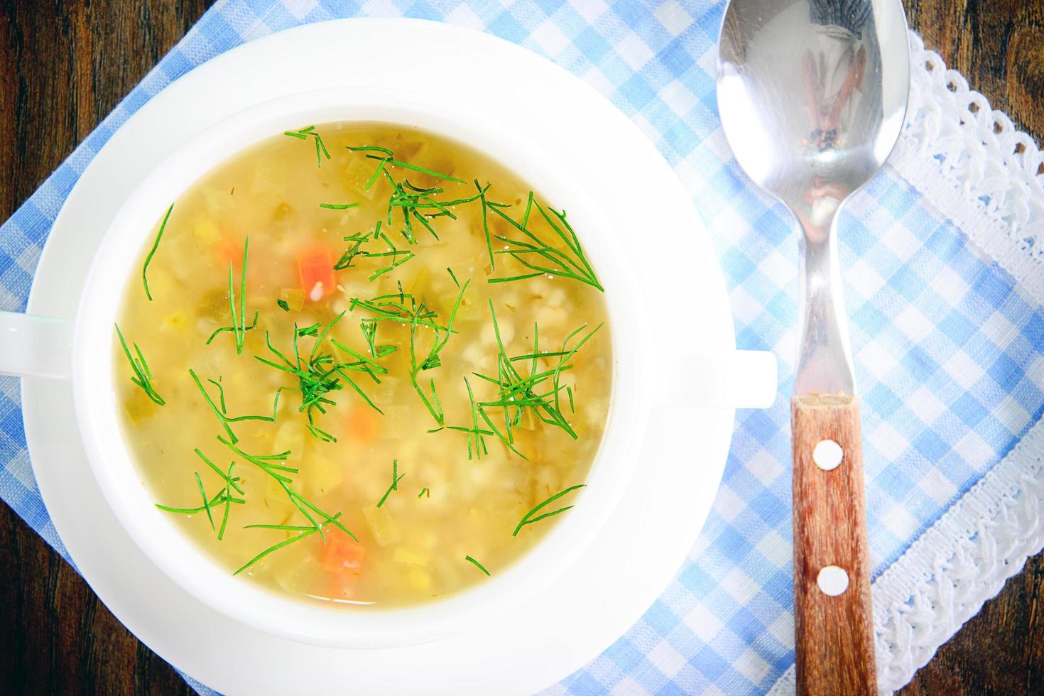 zuppa di verdure in un piatto bianco foto