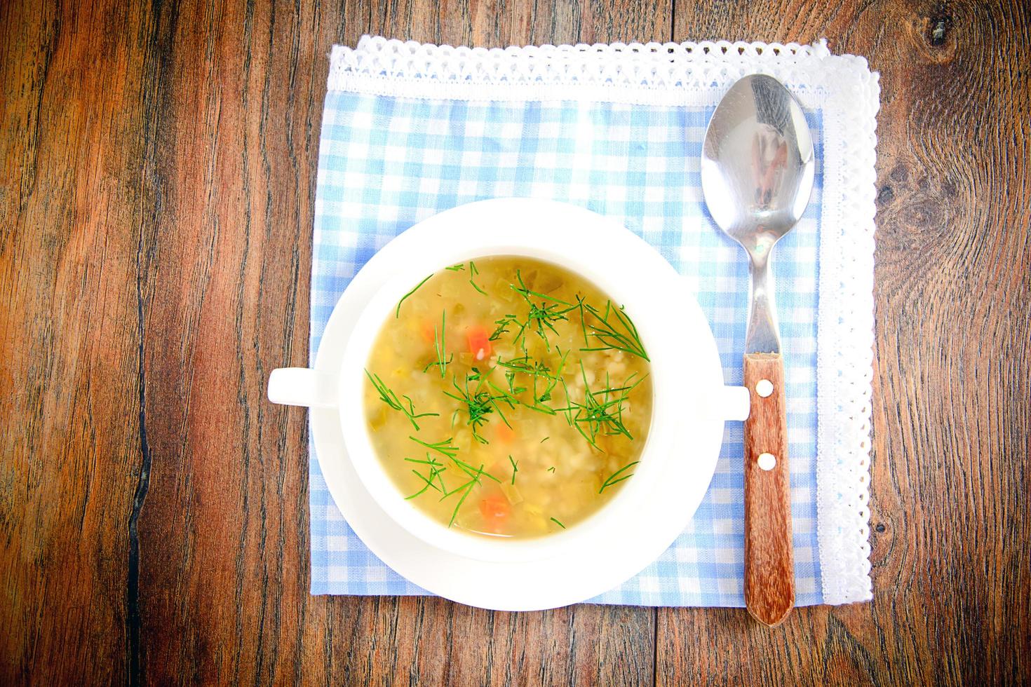 zuppa di verdure in un piatto bianco foto