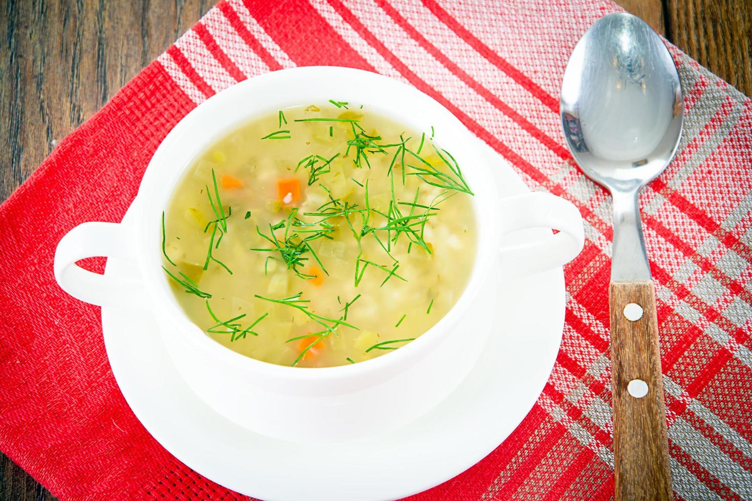 zuppa di verdure in un piatto bianco foto