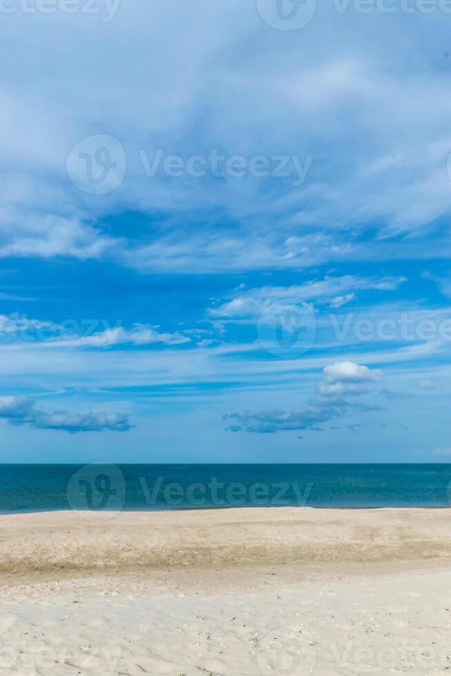 su il spiaggia con blu cielo foto