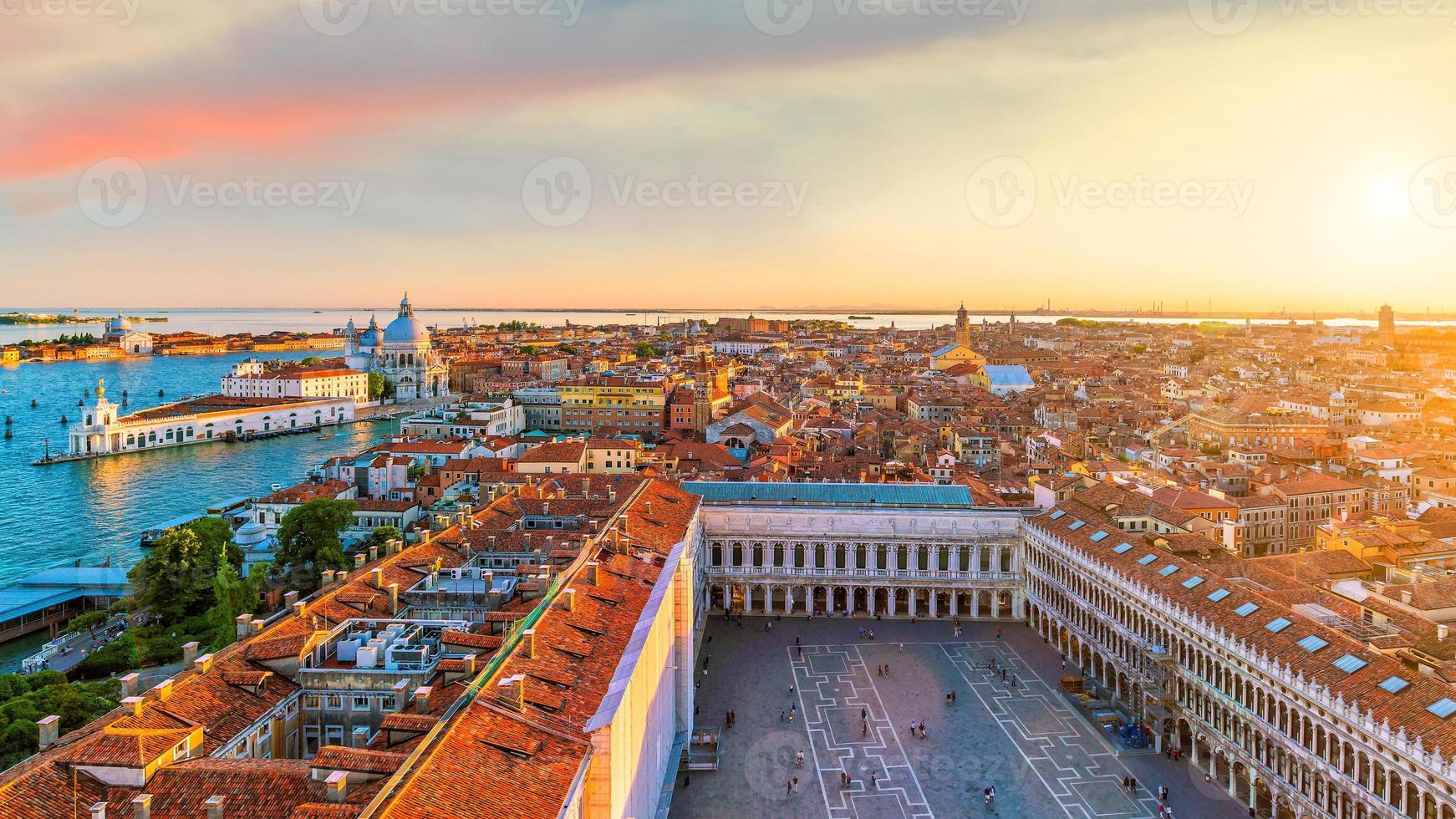 vista dall'alto della città vecchia di vanice al tramonto foto