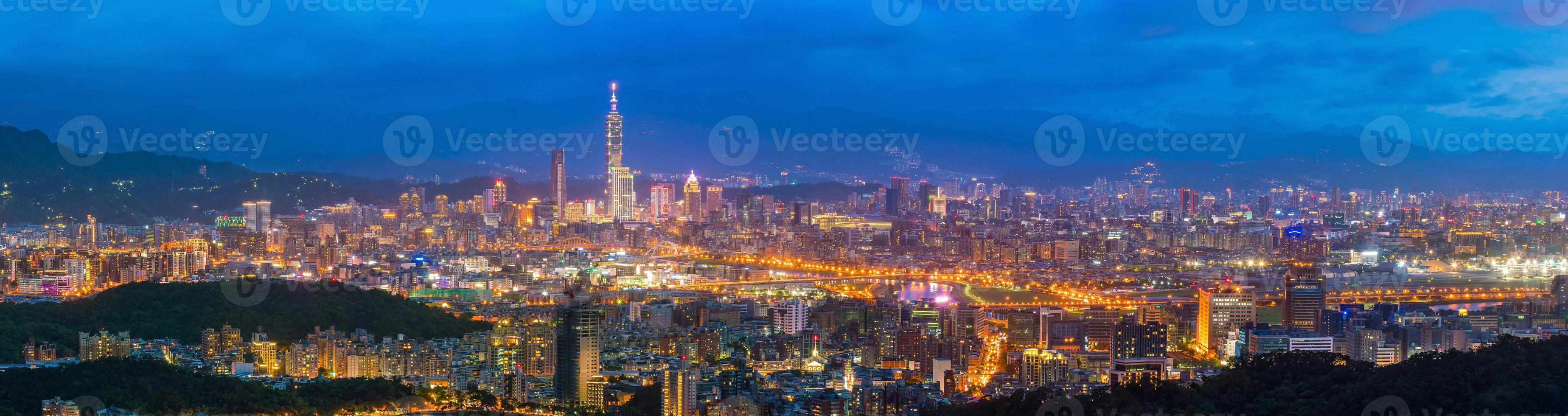 skyline della città di taipei al crepuscolo a taiwan foto