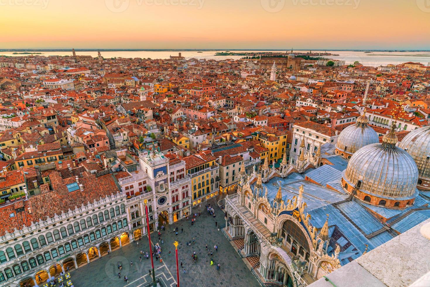 vista dall'alto della città vecchia di vanice al tramonto foto