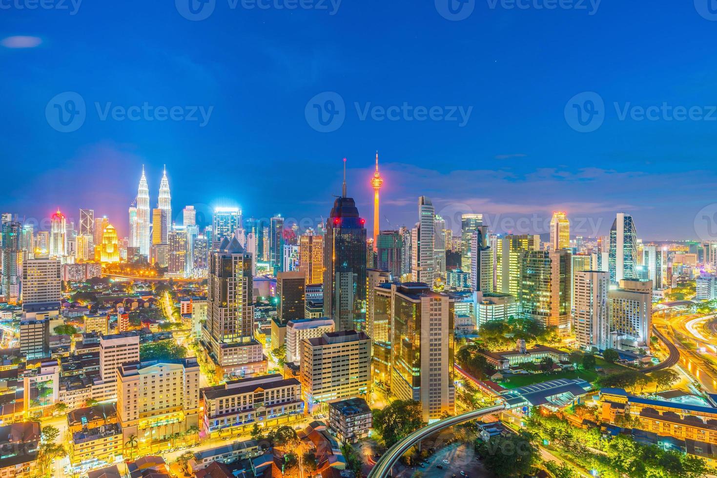 skyline del centro di kuala lumpur al crepuscolo foto