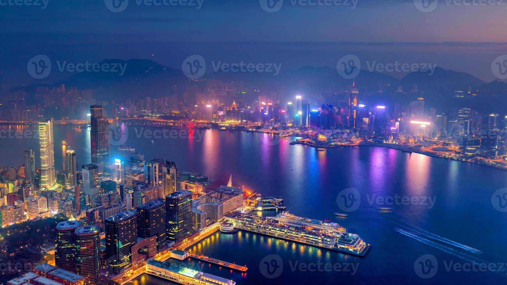 skyline della città di hong kong con vista sul porto di victoria foto