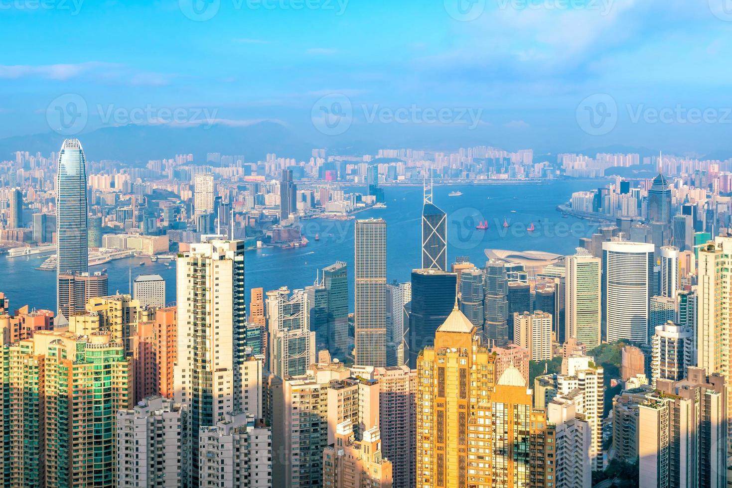 skyline della città di hong kong con vista sul porto di victoria foto