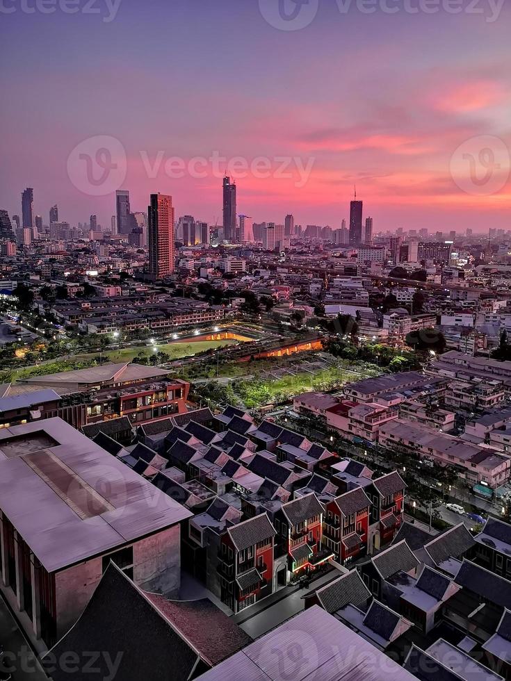 skyline della città di bangkok al tramonto foto