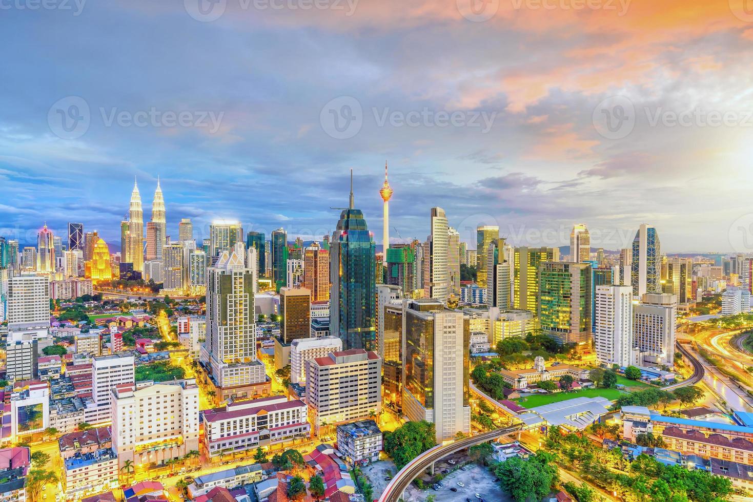 skyline del centro di kuala lumpur al crepuscolo foto