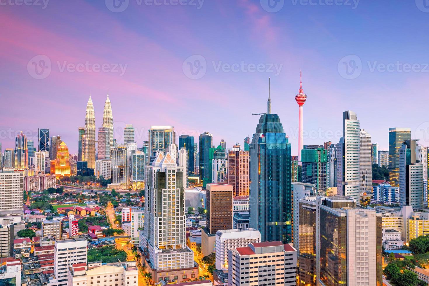 skyline del centro di kuala lumpur al crepuscolo foto