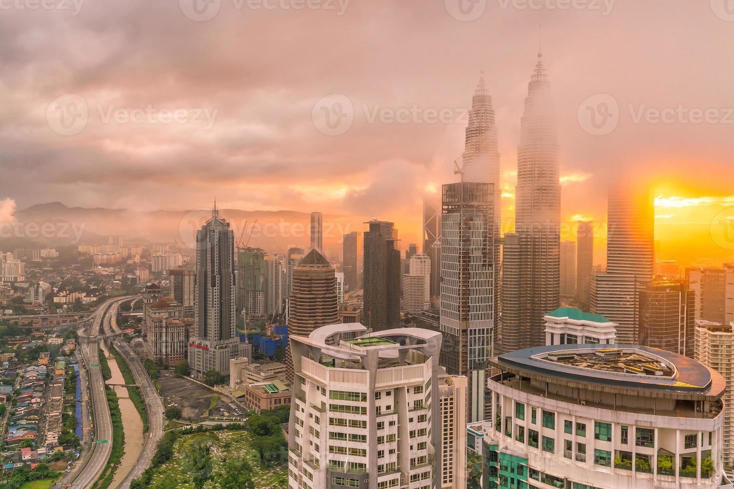 skyline del centro di kuala lumpur al crepuscolo foto