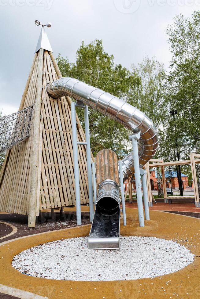 figli di terreno di gioco, spirale diapositiva tubo, divertimento parco, moderno ricreazione la zona per il totale famiglia, discesa nel il tubo. foto