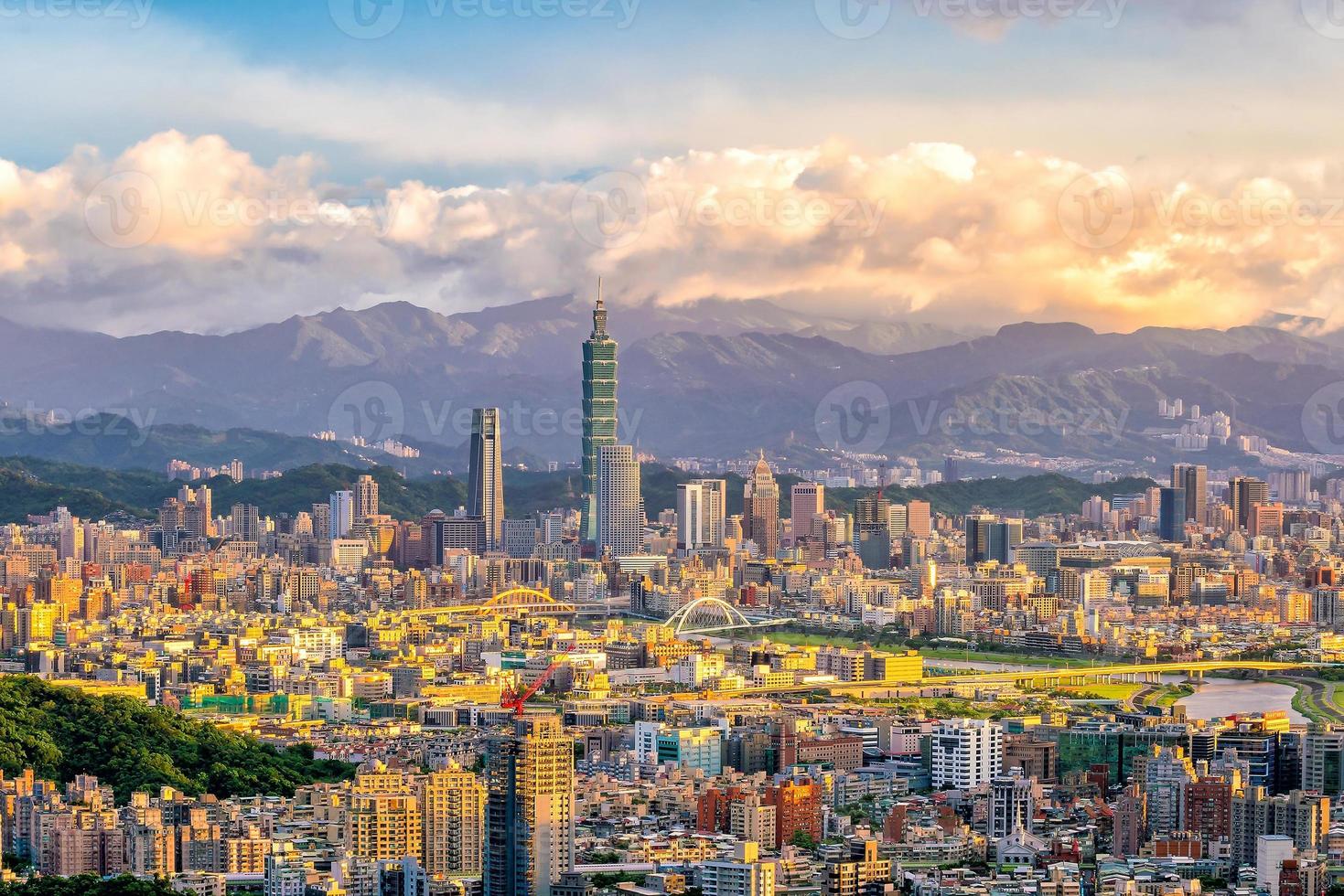 città di taipei skyline al crepuscolo foto