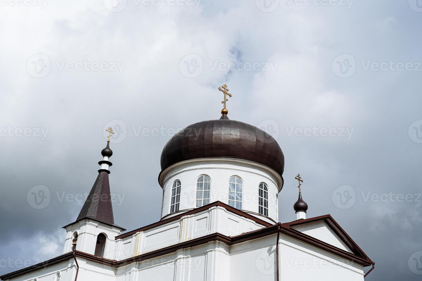 il cupola di il ortodosso Chiesa giri bianca contro il cielo, il bianca Chiesa, il d'oro croci su superiore di il Torre. foto