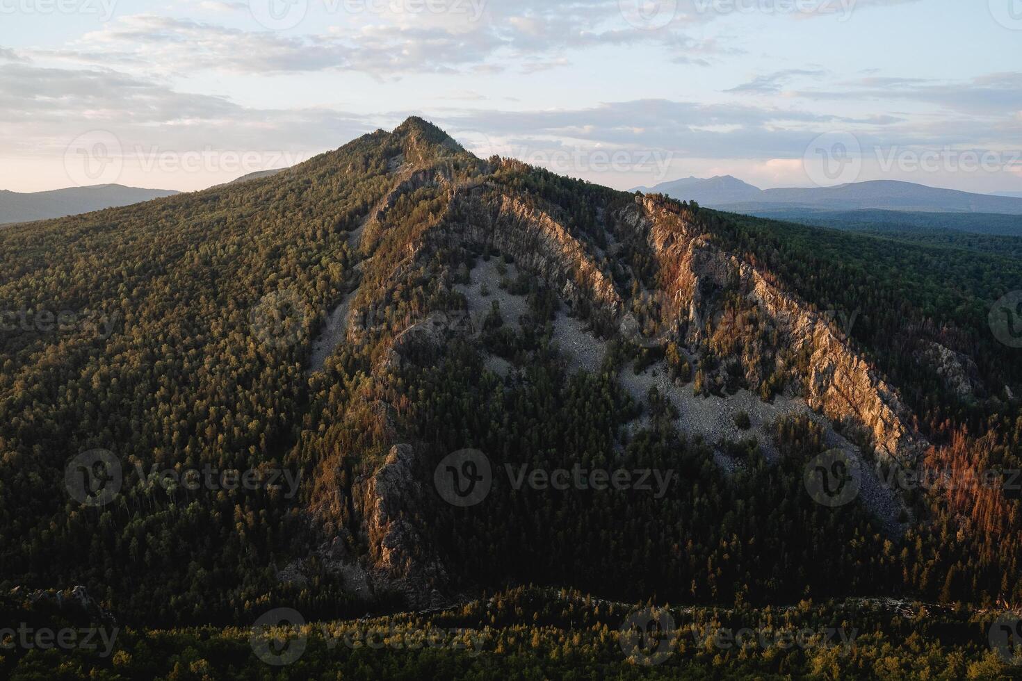 triangolare roccia leggero cascate su il pietre, sera illuminazione di il montagna, tramonto sole, montagna nel il meridionale urali di Russia bashkortostan. foto