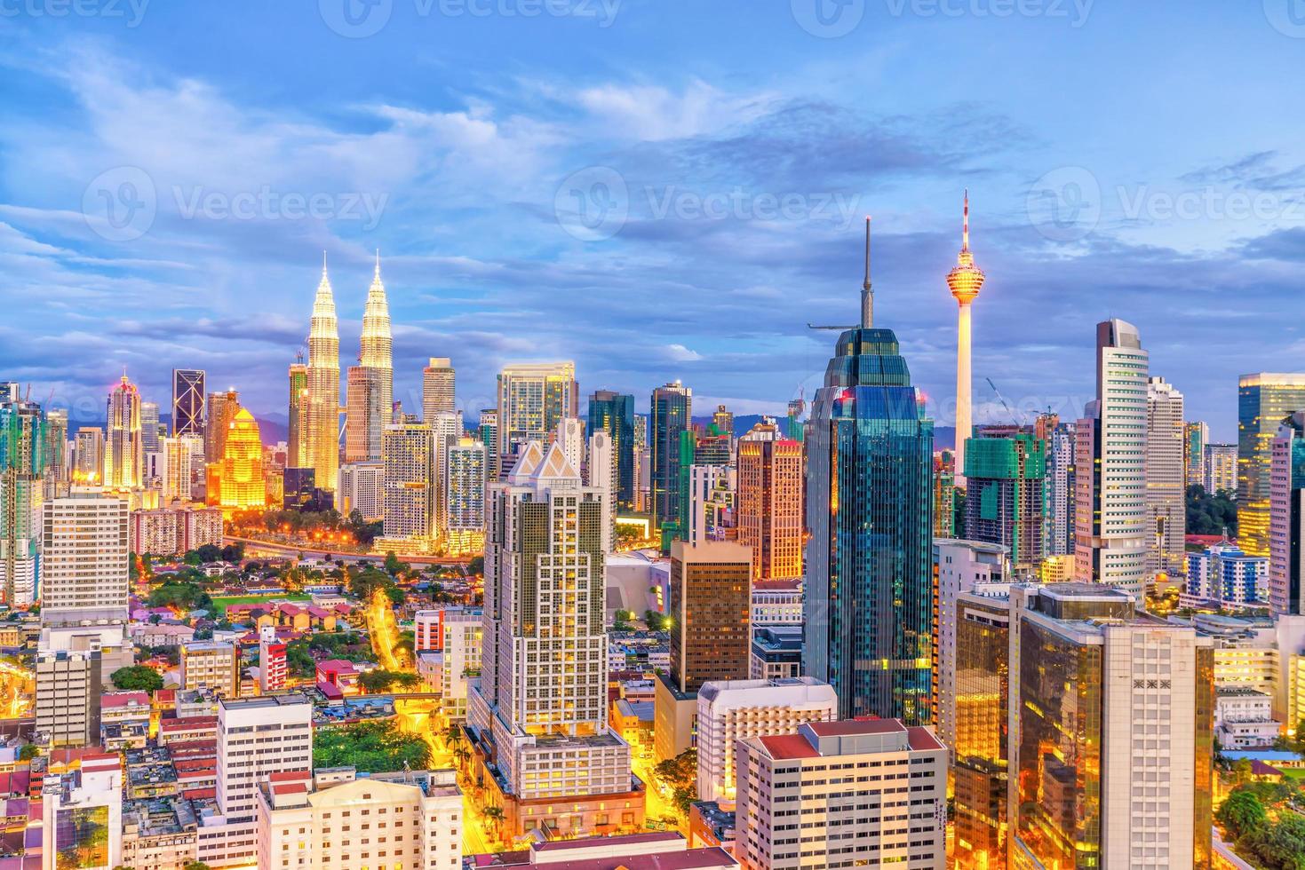 skyline del centro di kuala lumpur al crepuscolo foto