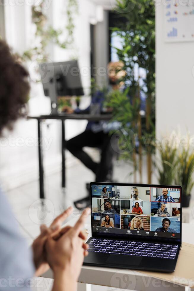 inizio su fondatore avendo in linea incontro investitori e clienti su il computer portatile mentre Lavorando nel attività commerciale ufficio. azienda dipendente utilizzando aziendale portatile computer per telelavoro con a distanza squadra foto