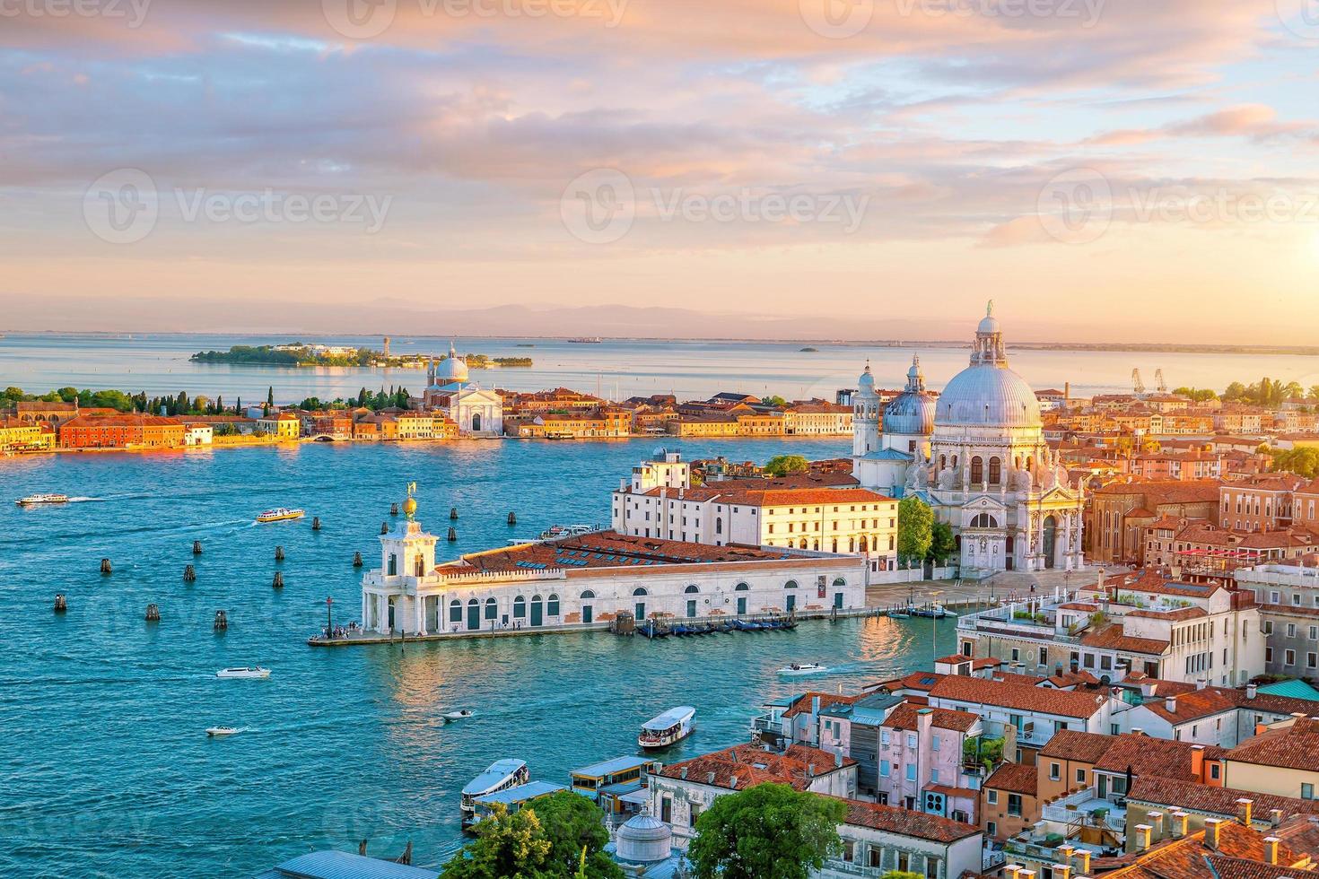 vista dall'alto della città vecchia di vanice al tramonto foto