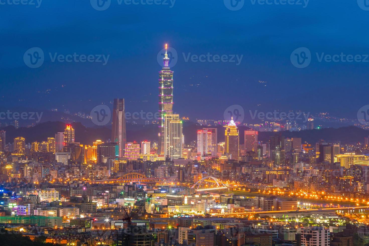 skyline della città di taipei al crepuscolo a taiwan foto