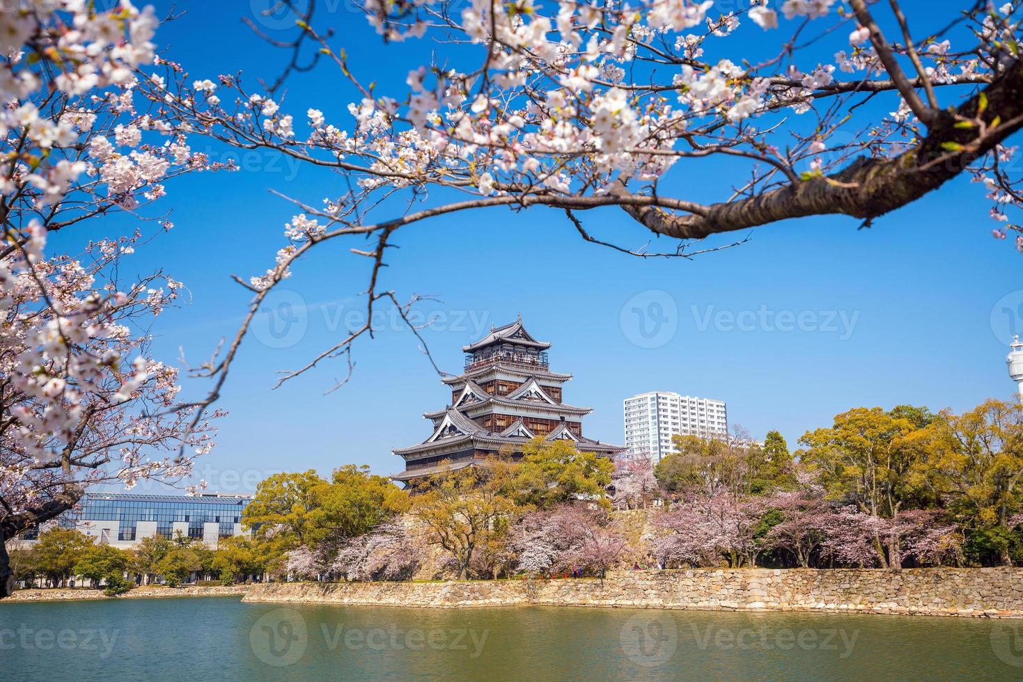 castello di hiroshima durante la stagione dei fiori di ciliegio foto