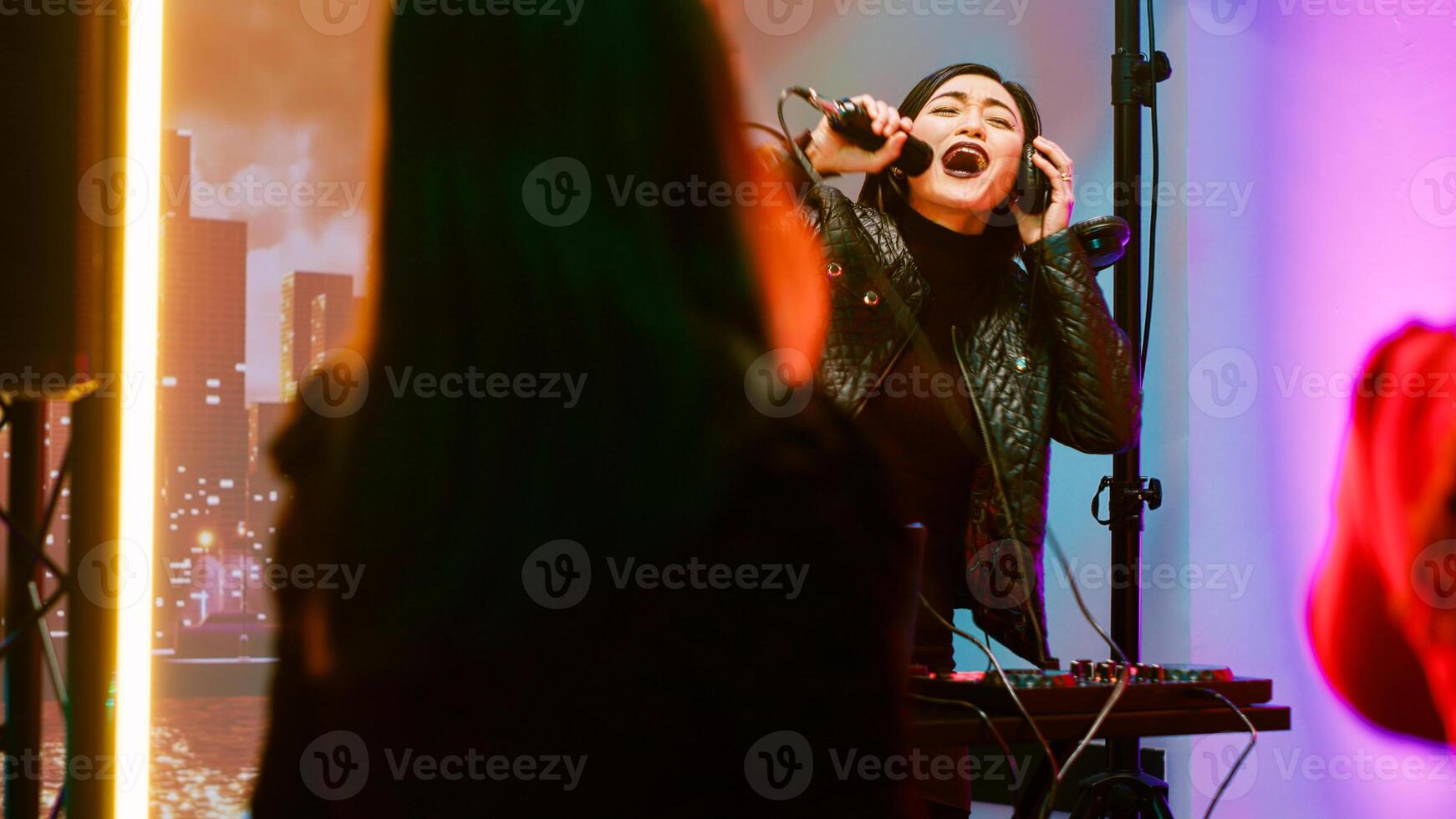 asiatico donna miscelazione musica a dj stazione, la creazione di impaurito club atmosfera per gruppo di persone su danza pavimento. giovane allegro adulto utilizzando Audio stereo attrezzatura a discoteca, festa. foto