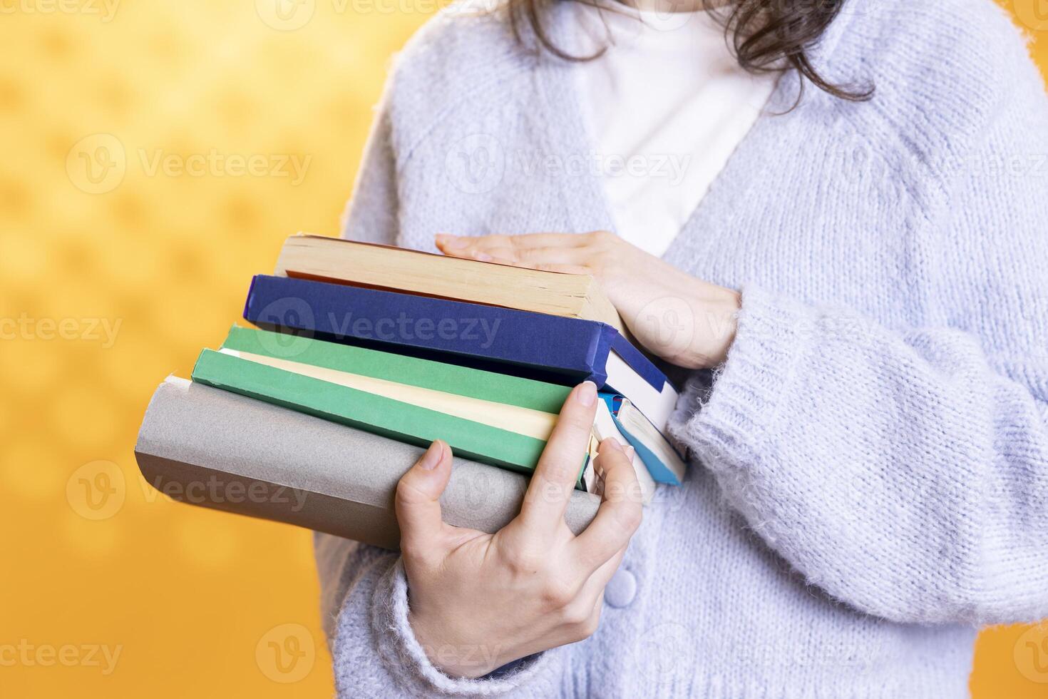 donna trasporto pila di libri, raccolta informazione per scuola esame, isolato al di sopra di studio sfondo, vicino su sparo. alunno Tenere mucchio di libri, preparazione scuola compiti a casa foto