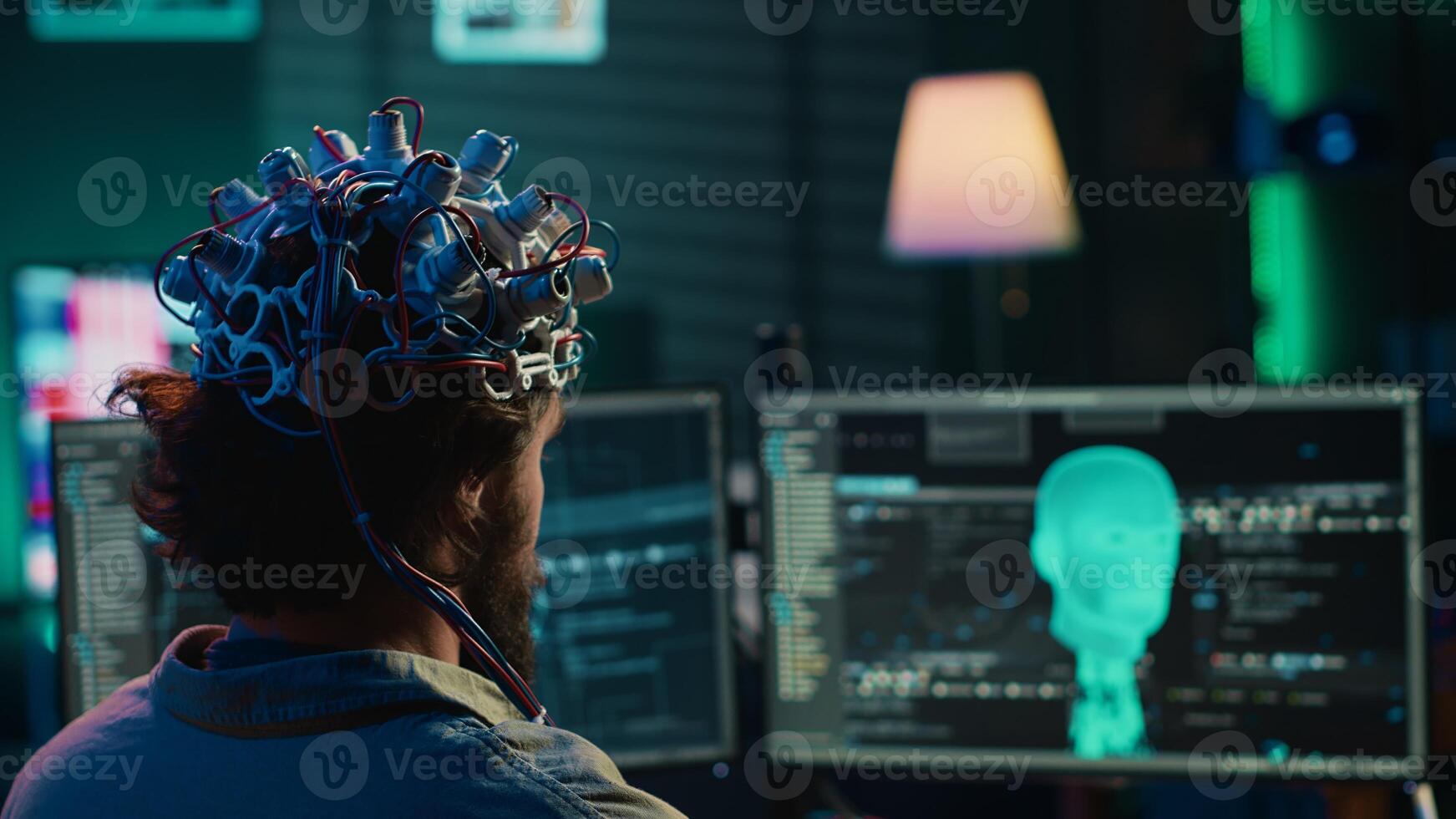 sviluppatore con eeg cuffia su programmazione cervello trasferimento in computer virtuale mondo, diventare uno con ai. transumanista utilizzando neuroscientifico Tech per trascendere fisico limitazioni, telecamera un' avvicinamento foto