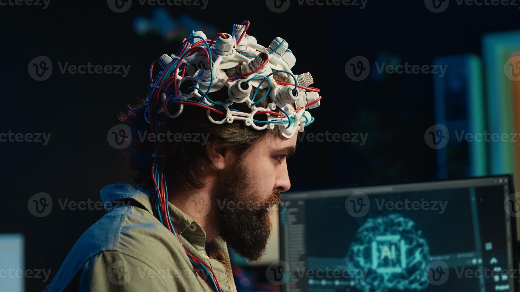 esso specialista utilizzando eeg cuffia e in profondità apprendimento tecnologia per caricare cervello in computer. vicino su di neuroscientifico attrezzatura Usato di uomo trasferimento coscienza in cyberspazio, telecamera un' foto