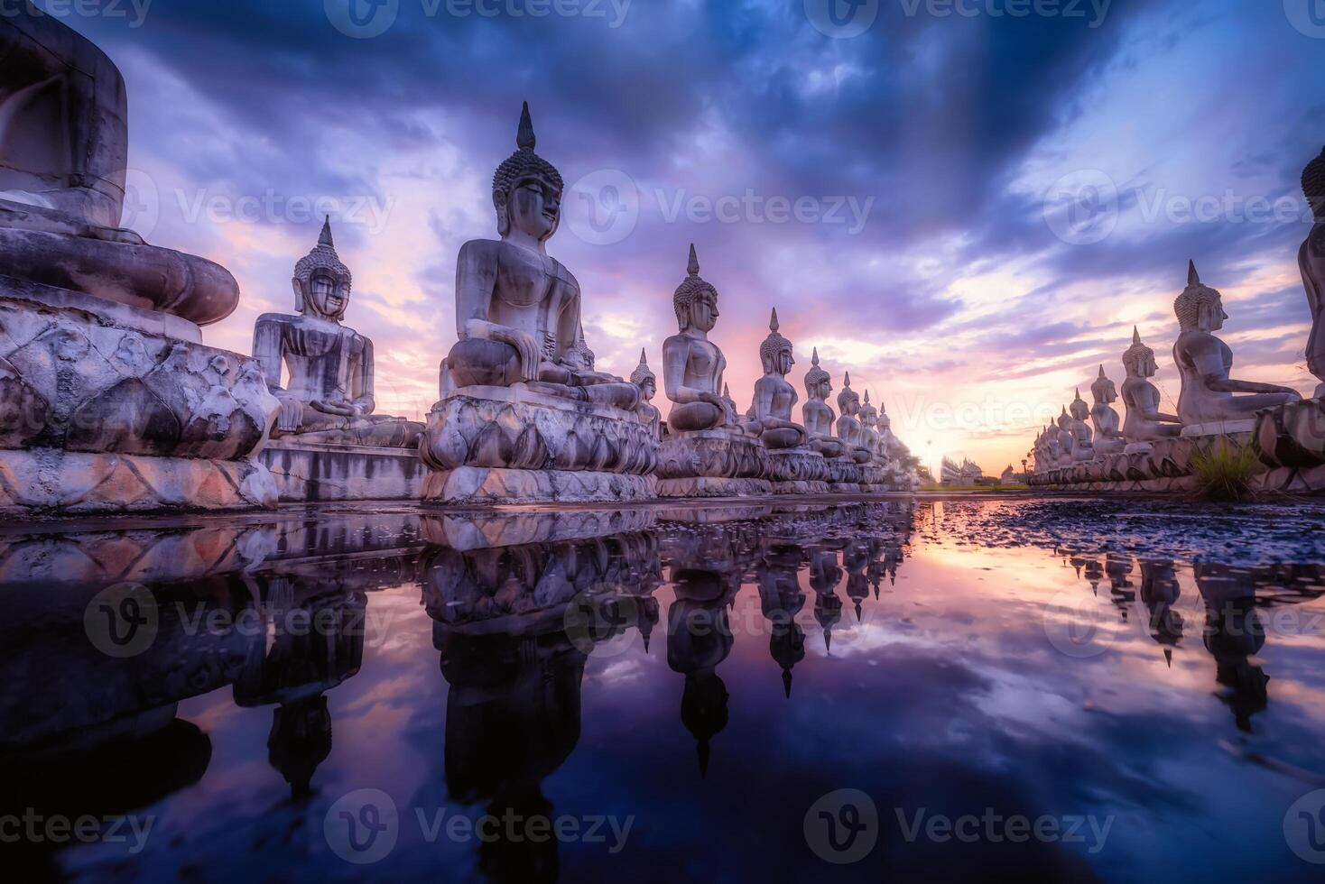 molti statua Budda Immagine a tramonto nel meridionale di Tailandia foto