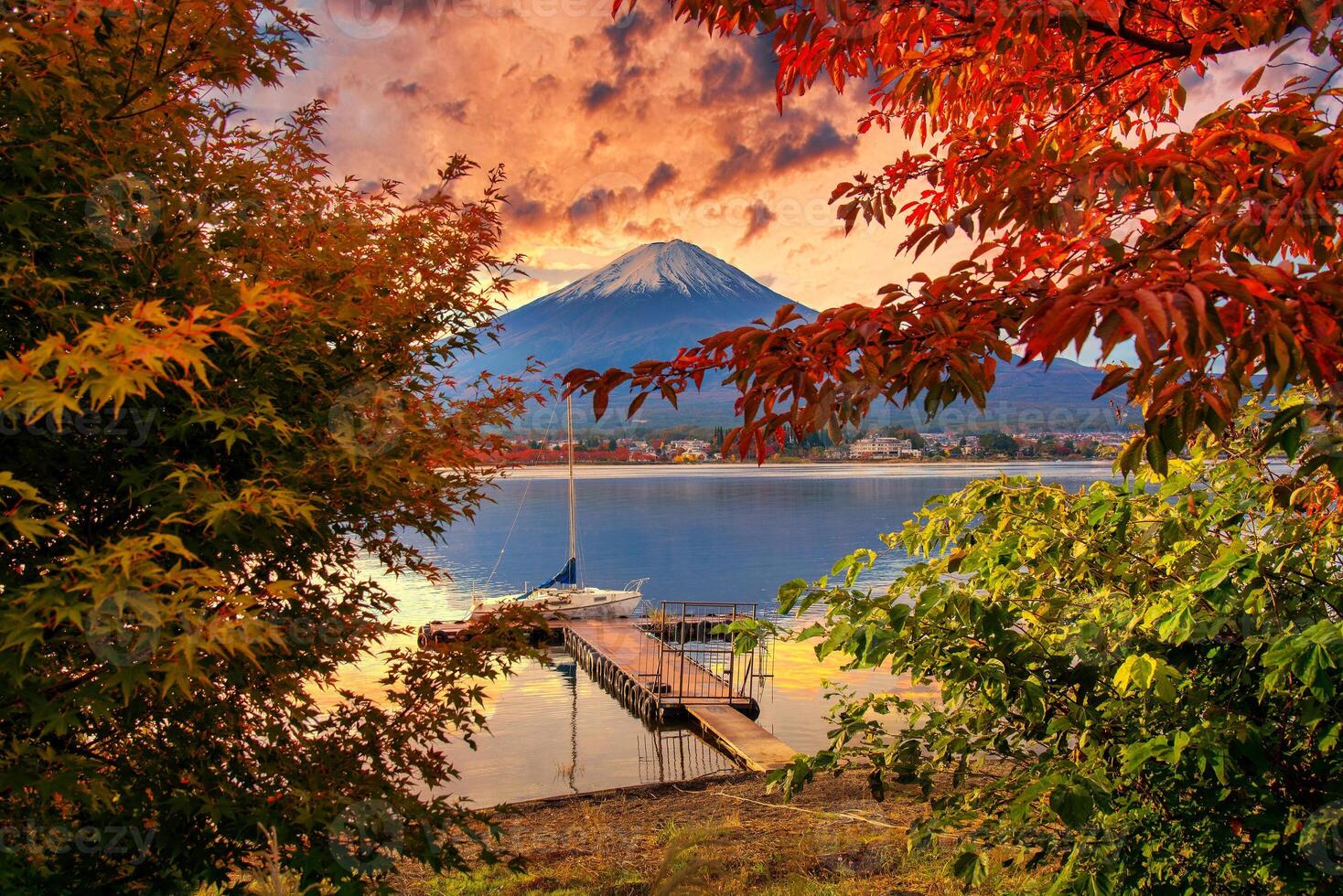 paesaggio Immagine di mt. fuji al di sopra di lago Kawaguchiko con autunno fogliame a Alba nel Fujikawaguchiko, Giappone. foto